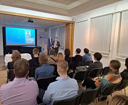 O встрече советника-посланника К.А.Нефёдова с Клубом юных дипломатов гимназии им. А.Эйнштейна